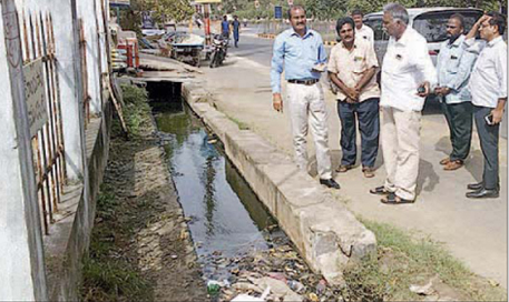 డ్రెయిన్లు సక్రమంగా పారేలా చూడాలి