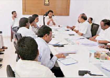 సమిష్టిగా, సమన్వయంతో పనిచేయండి