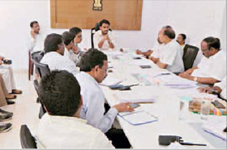 సమిష్టిగా, సమన్వయంతో పనిచేయండి
