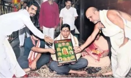 దుర్గమ్మ సేవలో హైకోర్టు న్యాయమూర్తి
