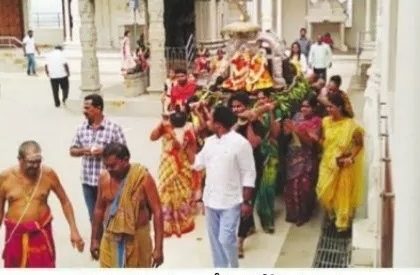 యనమలకుదురులో భక్తుల సందడి