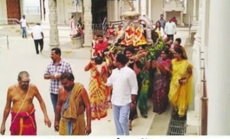 యనమలకుదురులో భక్తుల సందడి