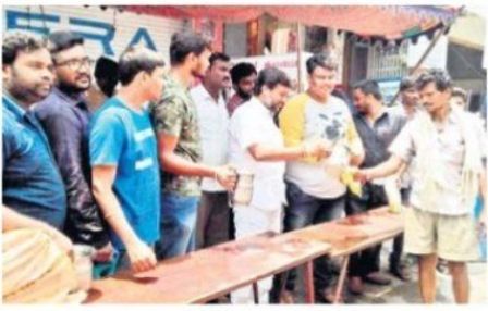 పాతబస్తీలో మజ్జిగ, సుగంధి వాటర్ పంపిణీ