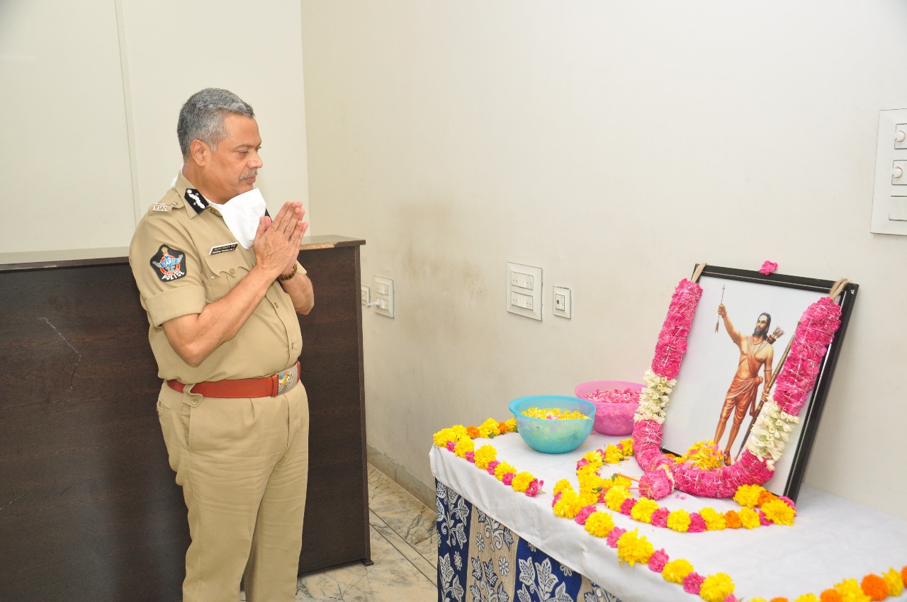 అల్లూరి సీతారామరాజుకు నివాళి