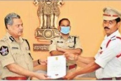 పోలీస్ అధికారులకు సేవా పతకాలు