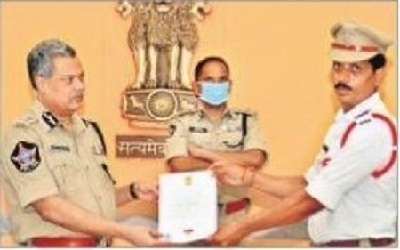 పోలీస్ అధికారులకు సేవా పతకాలు