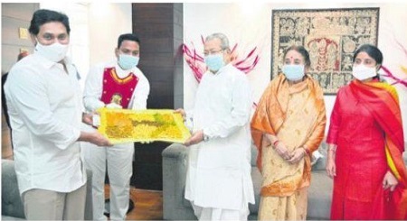 గవర్నర్ దంపతులతో సీఏం దంపతులు