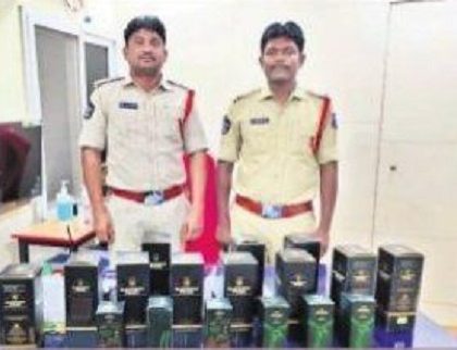 17 మద్యం బాటిళ్లు స్వాధీనం