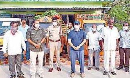 సంచార రైతుబజార్ వాహనాలను ప్రారంభిస్తున్న తహసీల్దార్