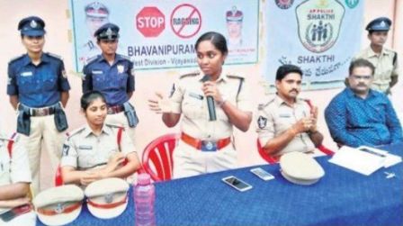 యువతులు ధైర్యంగా ఉండాలి