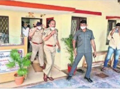 గన్నవరంలో పీఎస్‌లో సీపీ ఆకస్మిక తనిఖీ
