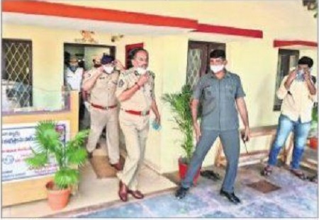 గన్నవరంలో పీఎస్‌లో సీపీ ఆకస్మిక తనిఖీ