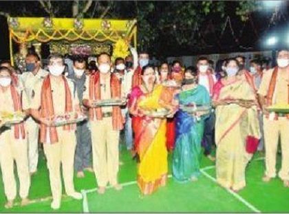 పట్టువస్త్రాలు సమర్పించిన సీపీ