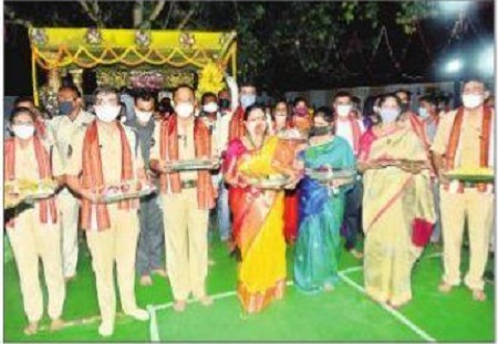 పట్టువస్త్రాలు సమర్పించిన సీపీ