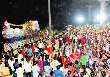ఆదిదంపతులకు హంసవాహన సేవ