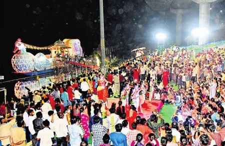 ఆదిదంపతులకు హంసవాహన సేవ