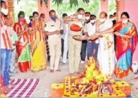 వన్ టౌన్ పీఎస్ లో వైభవంగా చండీహోమం