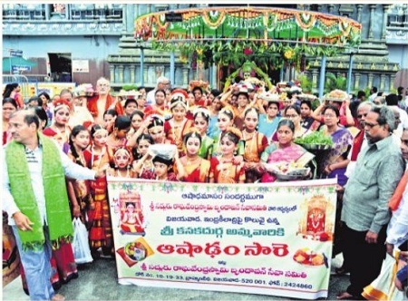 భక్తులతో కిటకిటలాడిన ఇంద్రకీలాద్రి
