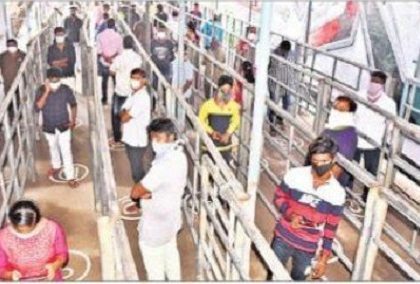 దుర్గమ్మ దర్శనానికి రెండు గంటలు