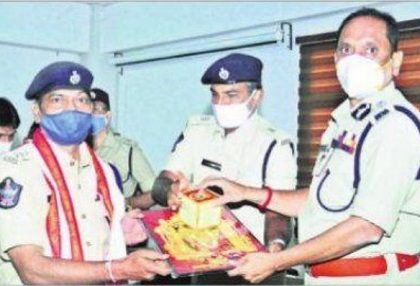 పోలీసు అధికారులకు సత్కారం