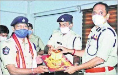 పోలీసు అధికారులకు సత్కారం