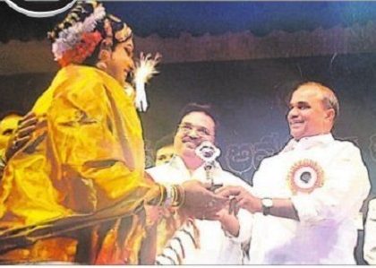 స్త్రీ పాత్రలో అజేయుడు