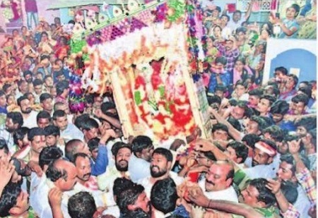 వీరమ్మా.. మముబ్రోవుమమ్మా