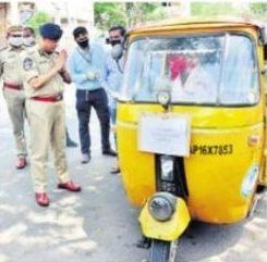 డోర్ డెలివరీ చేస్తున్న ఆటోడ్రైవర్ కు ధన్యవాదాలు తెలుపుతున్న సీపీ ద్వారకా తిరుమల రావు