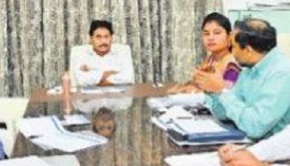 గిరిజనుల సాగులోని భూములకు పట్టాలు