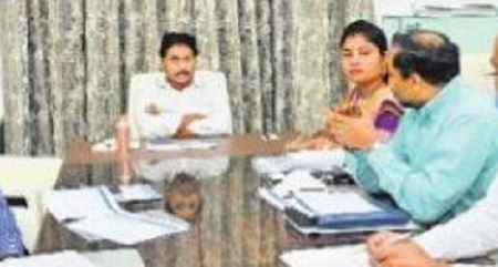 గిరిజనుల సాగులోని భూములకు పట్టాలు