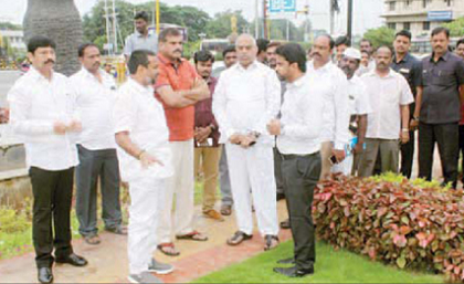 వై ఎస్సా ర్ విగ్రహం పునః ప్రతిష్టకు స్థలం పరిశీలన