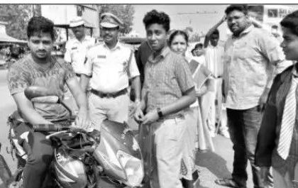 ట్రాఫిక్ అవేర్ నెస్ పై విద్యార్డుల ర్యాలీ
