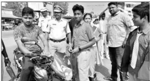 ట్రాఫిక్ అవేర్ నెస్ పై విద్యార్డుల ర్యాలీ
