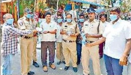పోలీసుల సేవలు అభినందనీయం
