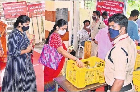 దుర్గమ్మ సన్నిధిలో.. అన్నదానం