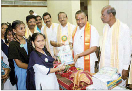 అందరికీ విద్య రాజన్న ప్రభుత్వ లక్ష్యం