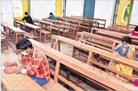 భౌతిక దూరం పాటిస్తూ ఇంటర్ పరీక్ష
