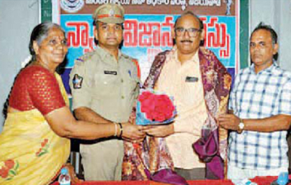 విద్యార్థులకు నైతిక విలువలు బోధించాలి