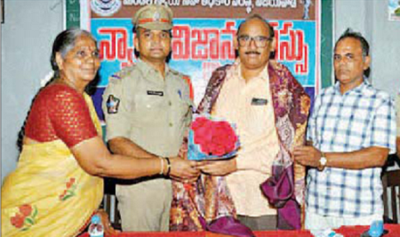 విద్యార్థులకు నైతిక విలువలు బోధించాలి