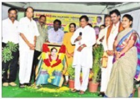 'దర్శక మణిదీపం విజయనిర్మల'