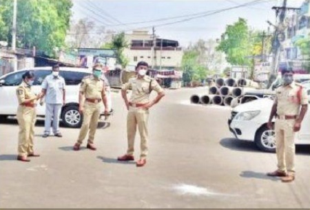 రెడ్ జోన్ ప్రాంతాల్లో డీసీపీ పర్యటన