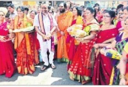 దుర్గమ్మకు ఆషాఢ సారె సమర్పించిన భక్తబృందాలు