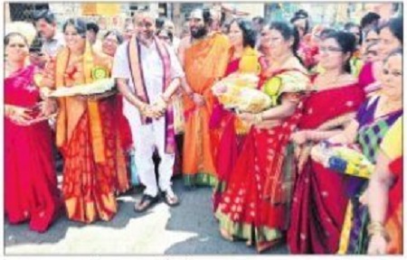 దుర్గమ్మకు ఆషాఢ సారె సమర్పించిన భక్తబృందాలు