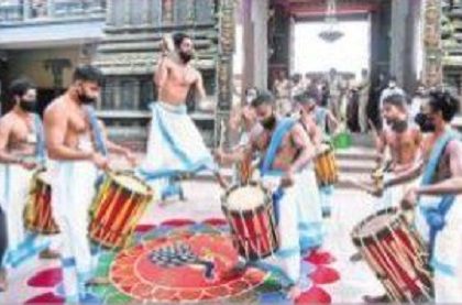 అదరహో.. కేరళ కళాకారుల ప్రదర్శన