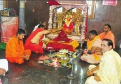 సామాజిక దూరం పాటిస్తూ.. దుర్గమ్మకు నిత్య కైంకర్యాలు