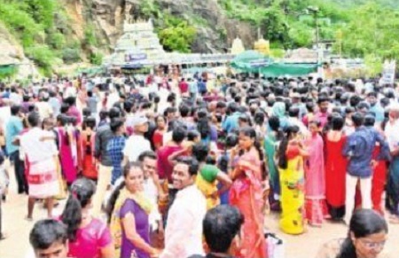 ఇంద్రకీలాద్రిపై భక్తుల రద్దీ