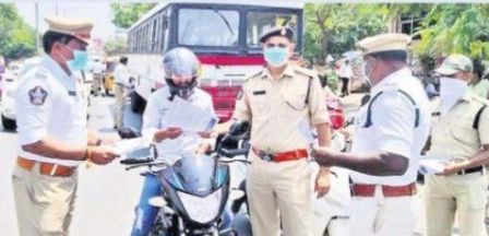 కరపత్రాల పంపీణీ - వాహనచోదకులకు అవగాహన