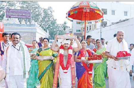 శ్రీకాళహస్తీశ్వరునికి పట్టువస్త్రాల సమర్పణ