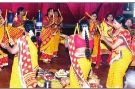 దుర్గమ్మకు సారెల సమర్పణ.. అలరించిన కోలాట ప్రదర్శన