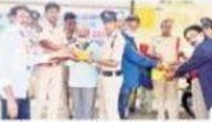 పోలీసులకు పండ్లు పంపిణీ